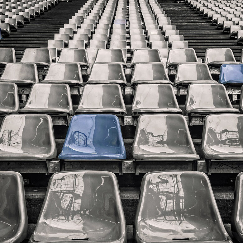 Stadion leere Sitzreihen, Plastiksitze